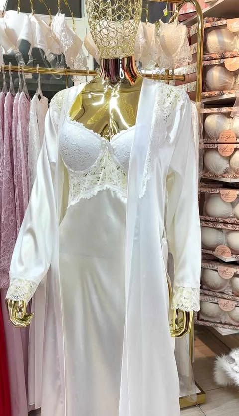 Deshabiller blanc satin dentelle Long